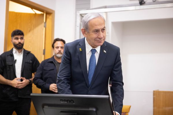 אחרי שבוע בחו"ל: נתניהו נחת בארץ ויסע לעדות במשפטו