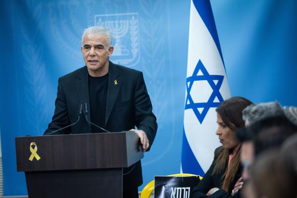 לפיד הודיע: "העברנו למשפחות החטופים את ההזמנות לטקס המשואות"