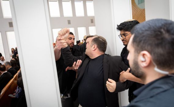 האב השכול תקף בדיון בבג"ץ: "ידיו מגאולות בדם ילדינו"