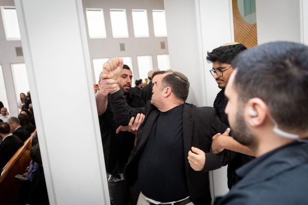 האב השכול תקף בדיון בבג"ץ: "ידיו מגאולות בדם ילדינו"