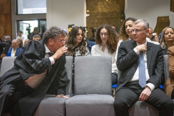 תמונת היום: שר המשפטים מחרים את נשיא בית המשפט העליון