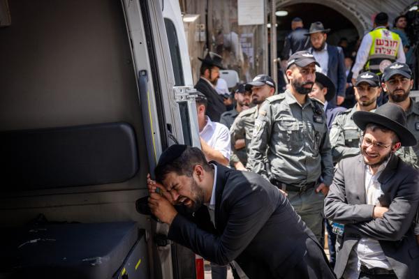 מלווים את הרב מאזוז בדרכו האחרונה: צפו בשידור הישיר מהלוויה