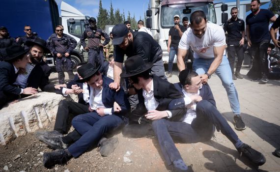 זמיר גינה את האלימות החרדית מחוץ ללשכת הגיוס