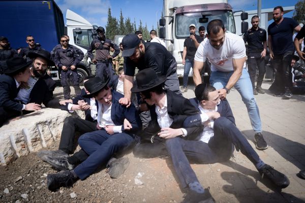 זמיר גינה את האלימות החרדית מחוץ ללשכת הגיוס