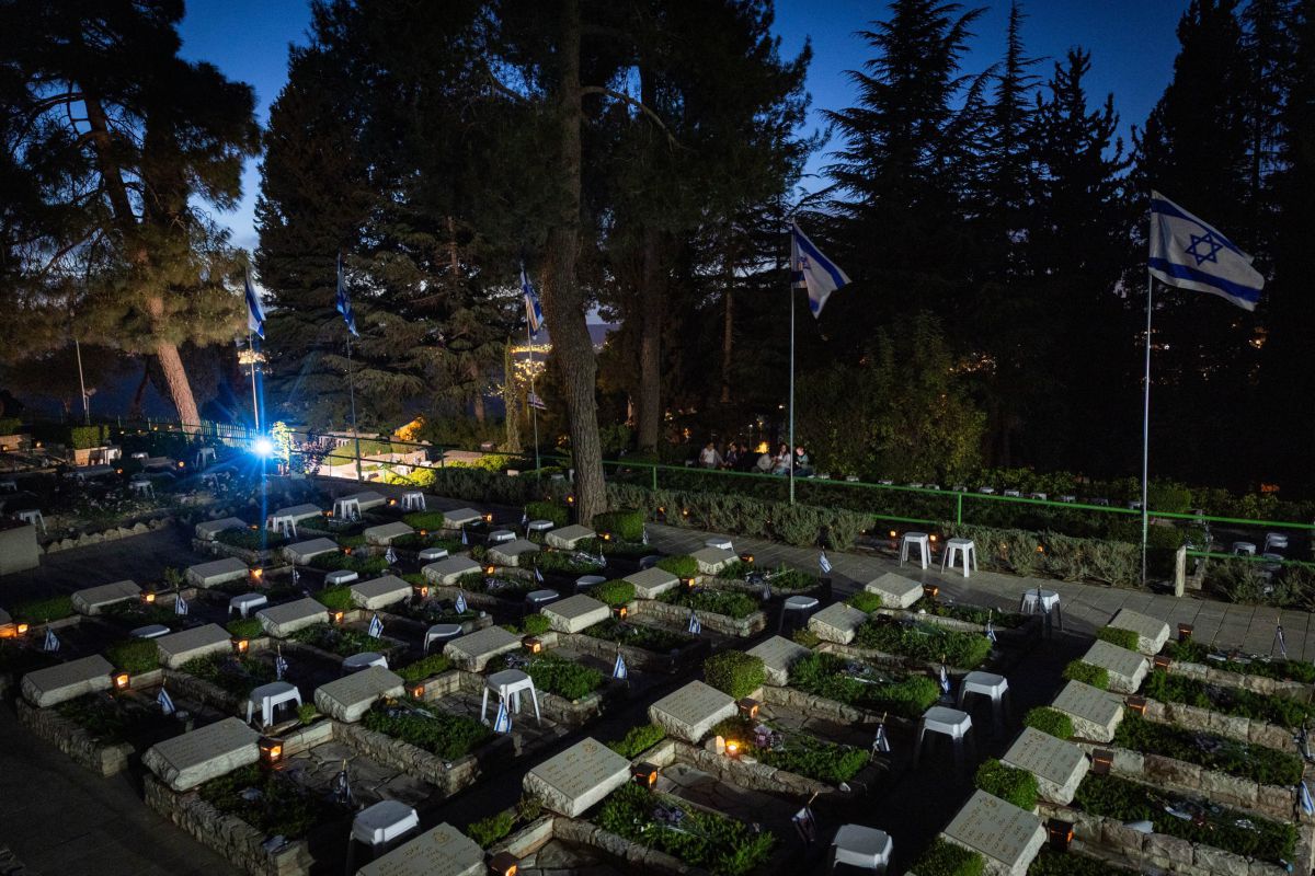 להיוותר בדממה: אולי נכבד את הקדושים בכך שניוותר בשתיקה