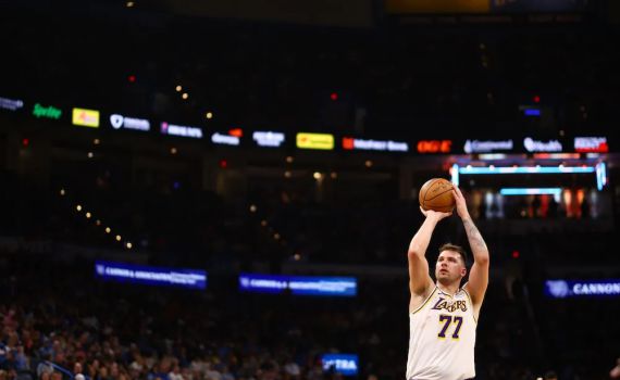 לברון ג'יימס והלייקרס חטפו תבוסה ביתית, הניקס עם ניצחון