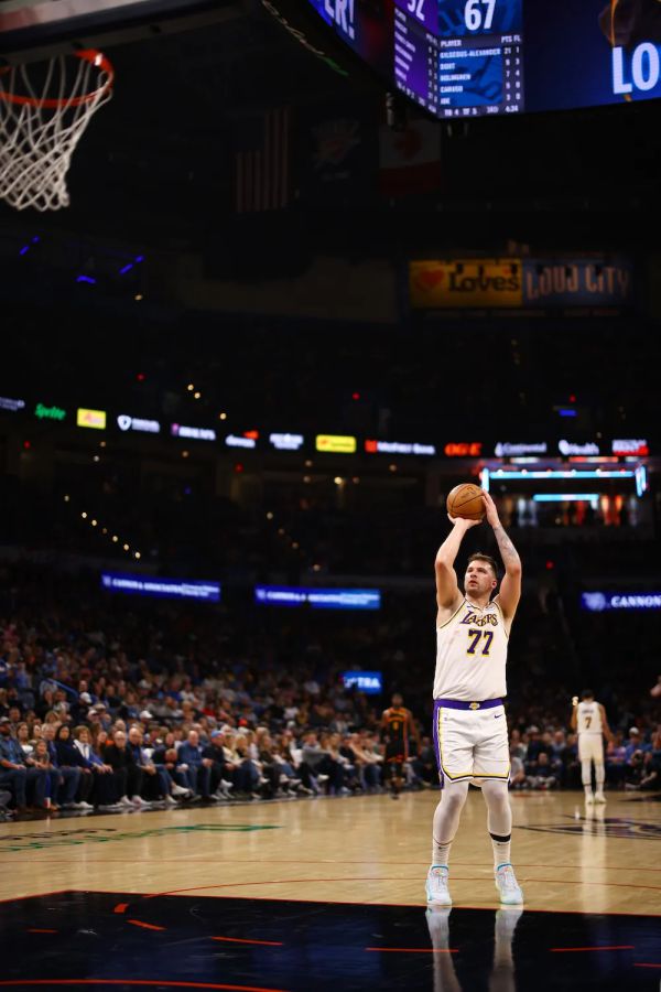 לברון ג'יימס והלייקרס חטפו תבוסה ביתית, הניקס עם ניצחון