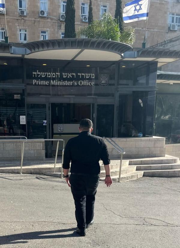 ניסיון אחרון? אלמוג כהן נכנס לשיחה דחופה אצל נתניהו