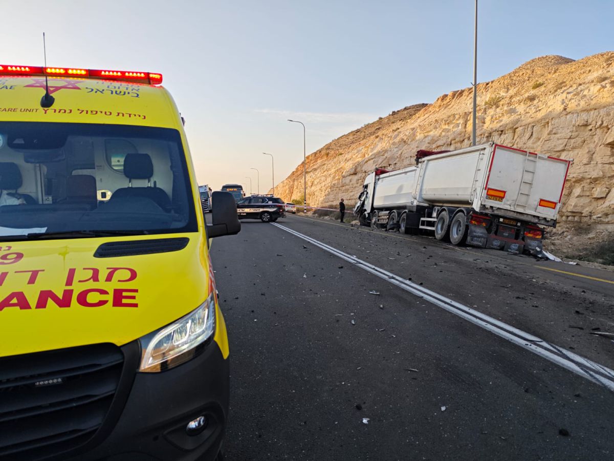 הרכב נפגע ממשאית: הרוג ופצוע קשה בתאונה בצומת הנגב