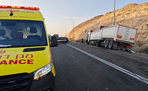 הרכב נפגע ממשאית: הרוג ופצוע קשה בתאונה בצומת הנגב
