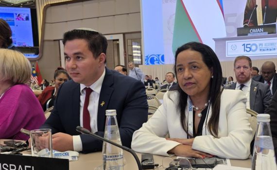 בושה: נציג המדינה המוסלמית הפנה אצבע משולשת לח"כ הישראלי