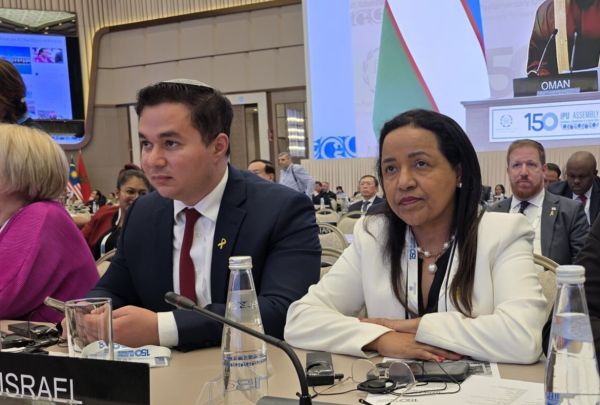 בושה: נציג המדינה המוסלמית הפנה אצבע משולשת לח"כ הישראלי