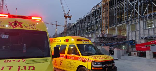 טרגדיה בקרית גת: פועל נהרג לאחר שנלכד בתוך חלל עבודה