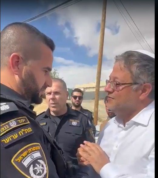 בן גביר עם השוטר שחיסל את העבריין: "זו המדיניות"