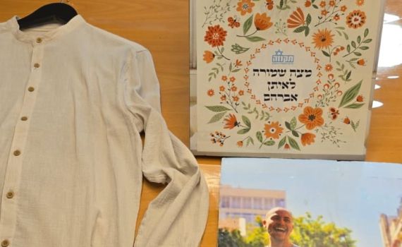 תמונה שוברת לב: הוריו של החטוף איתן מור מכינים את בגדיו לחג