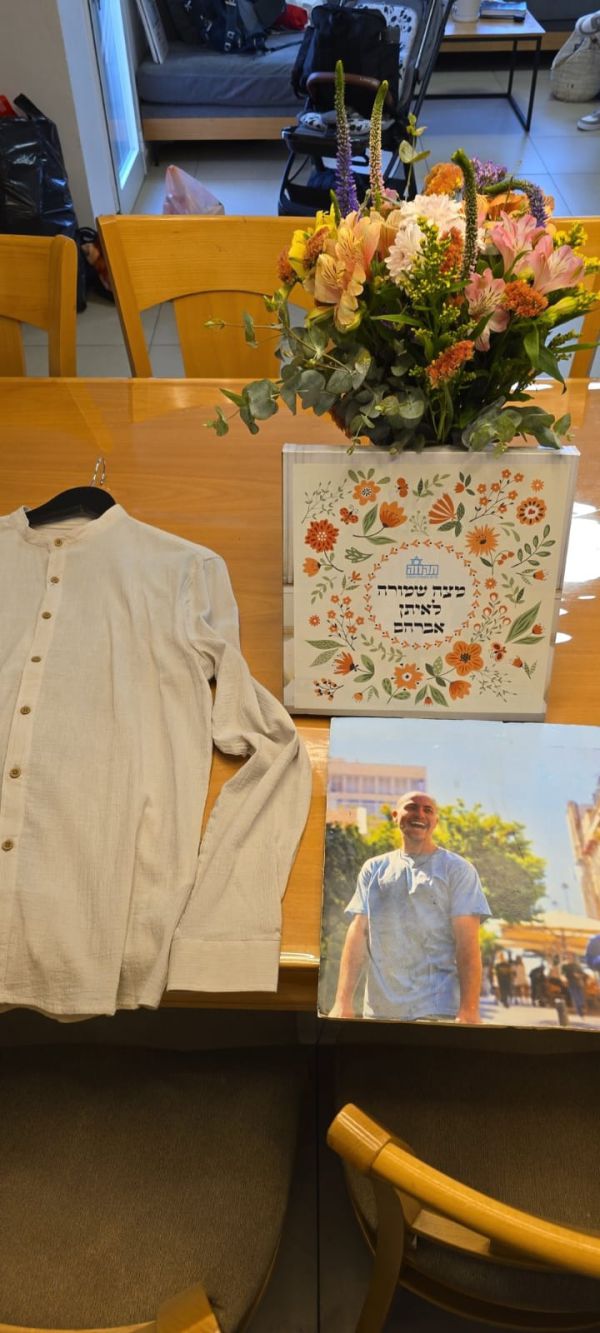 תמונה שוברת לב: הוריו של החטוף איתן מור מכינים את בגדיו לחג