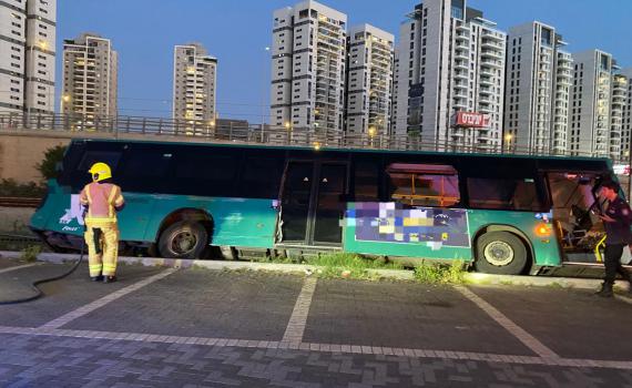 "כדי להגיע הביתה לסדר": גנב אוטובוס מחניון – והתהפך בדרך