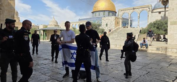 בגלל דגל ישראל: קבוצת תיירים עוכבה בהר הבית