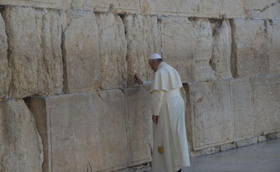 האפיפיור בכותל: "ביקשתי מה' שיתן שלום בין העמים"