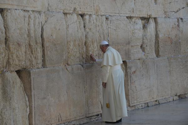 האפיפיור בכותל: "ביקשתי מה' שיתן שלום בין העמים"