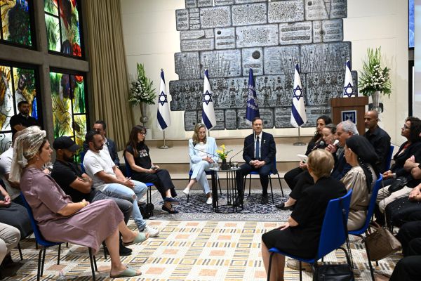 לקראת יום הזיכרון: הרצוג נפגש עם משפחות נפגעי פעולות האיבה