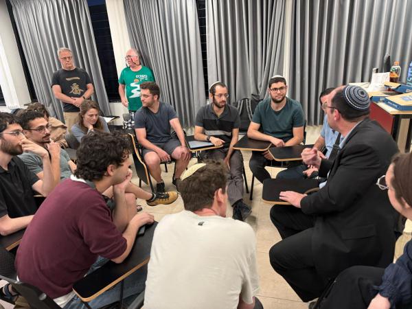 פרופ' בעברית לרוטמן: צריכים לגרש אותך מפה