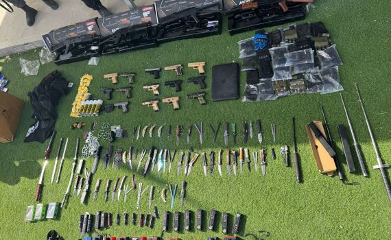 בחנות לבגדי נשים בחברון: נחשף מצבור ובו מאות פריטי לחימה