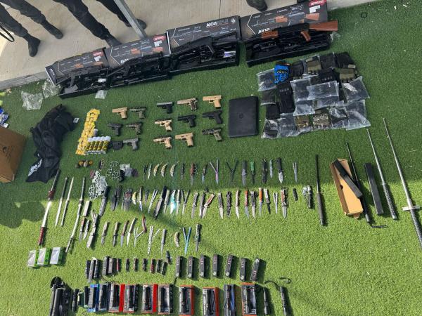 בחנות לבגדי נשים בחברון: נחשף מצבור ובו מאות פריטי לחימה