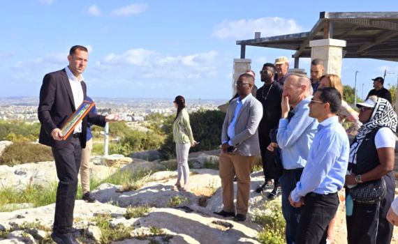 סערה בדרום אפריקה: אנטישמיות נגד חברי פרלמנט שביקרו בשומרון