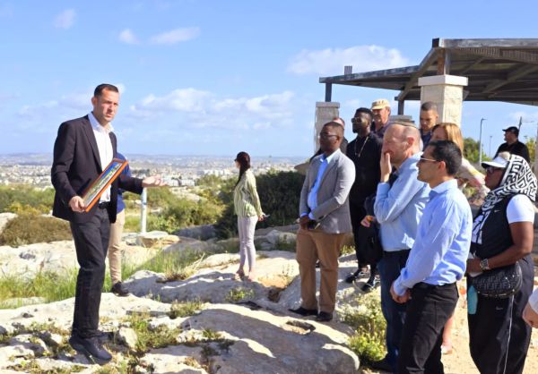 סערה בדרום אפריקה: אנטישמיות נגד חברי פרלמנט שביקרו בשומרון