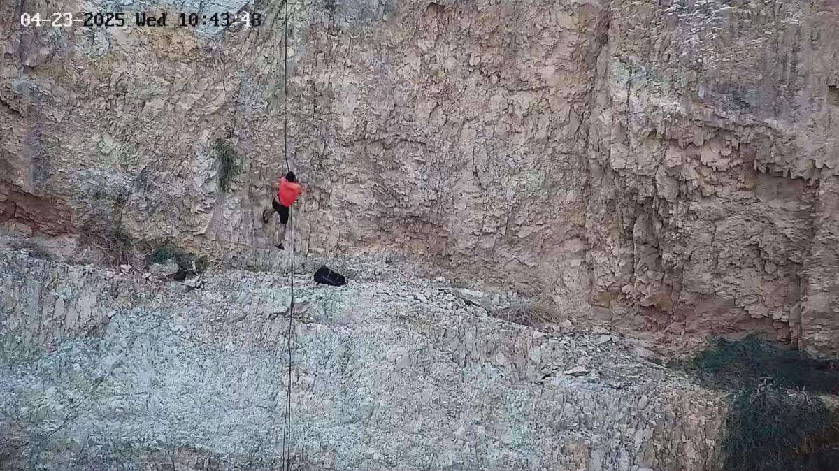 גולש צוקים חולץ לאחר שנלכד על אחד המפלים בנחל קומראן