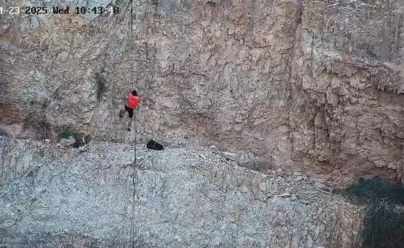 גולש צוקים חולץ לאחר שנלכד על אחד המפלים בנחל קומראן