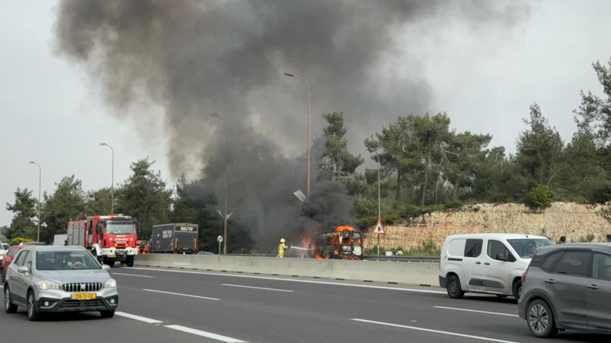 בשל רכב שנשרף: שיבושי תנועה כבדים בכביש 1
