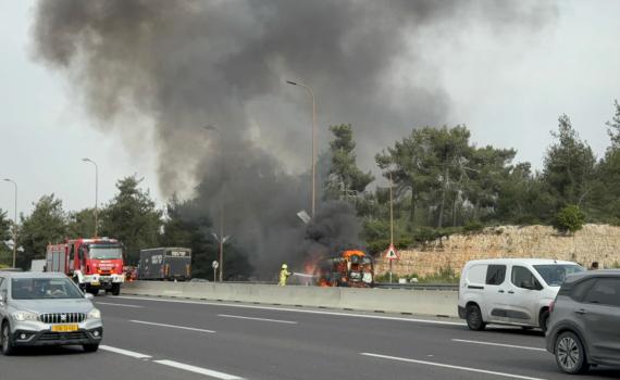 בשל רכב שנשרף: שיבושי תנועה כבדים בכביש 1