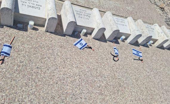 ערב יום הזיכרון: אלמונים חיללו דגלים בבית העלמין בחברון