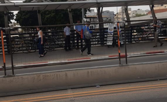 התושבים זועמים: דוכן מיסיון הוקם בלב תל אביב | תיעוד