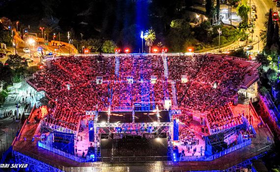 טקס זוכרים: הקהל פצח בשירה ספונטנית ומרגשת למען החטופים. צפו