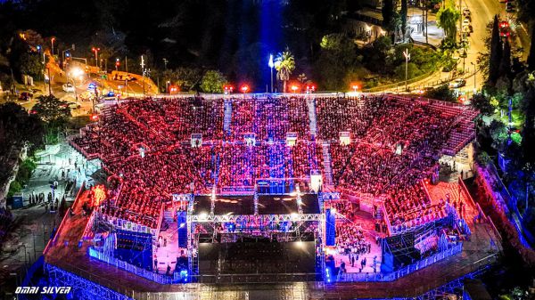 טקס זוכרים: הקהל פצח בשירה ספונטנית ומרגשת למען החטופים. צפו