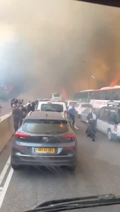 השריפה בכביש 1: הכבאות בגיוס כללי, תשעה בני אדם חולצו מרכב