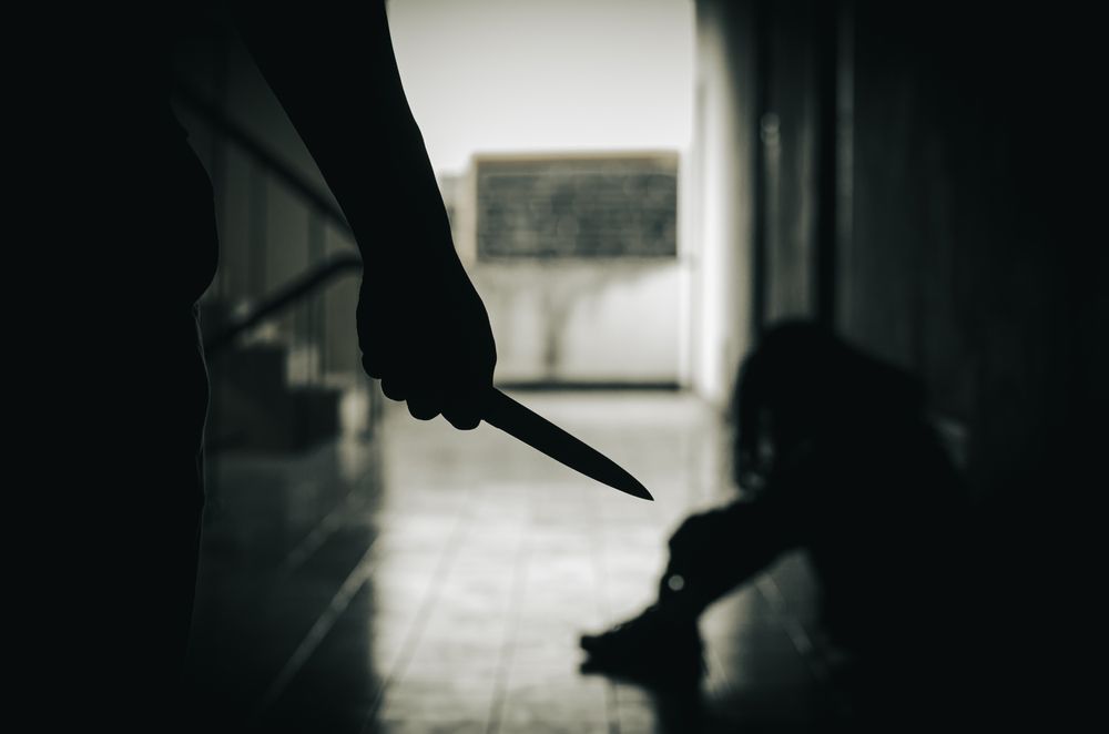 הזמרת חושפת: "אמא שלי דקרה אותי 4 פעמים והתאבדה"