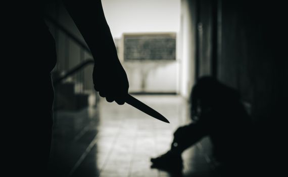 הזמרת חושפת: "אמא שלי דקרה אותי 4 פעמים והתאבדה"