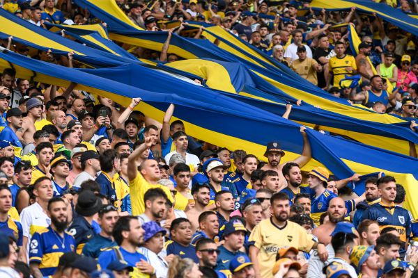 מהגרים וספינות: סיפורו של מועדון הפאר שהים קבע את צבעיו