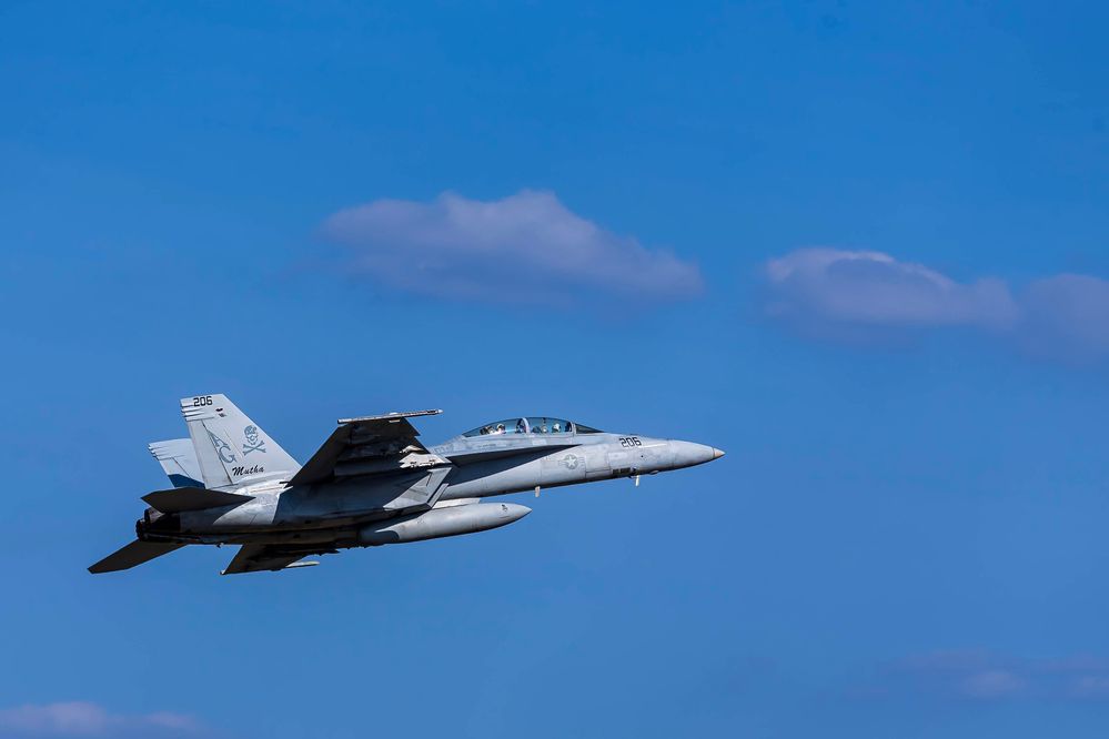 צבא ארה"ב הודיע: מטוס קרב נפל מנושאת מטוסים בים סוף