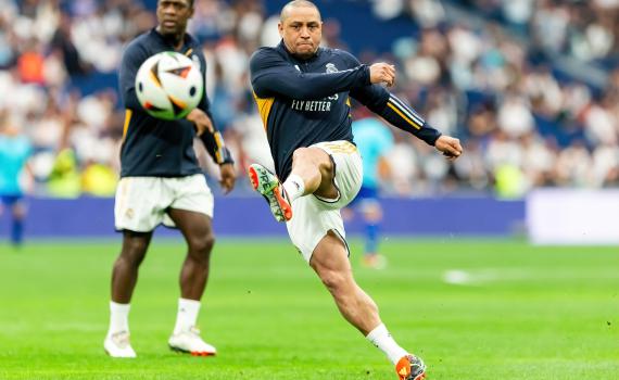 מלך הבעיטות החופשיות: רוברטו קרלוס חוגג 52