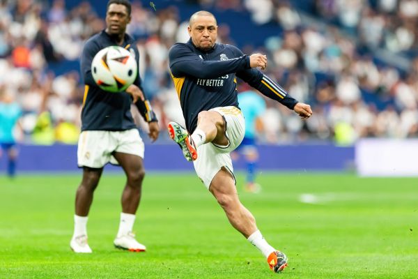 מלך הבעיטות החופשיות: רוברטו קרלוס חוגג 52