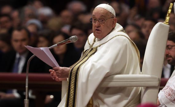 צפו: הוותיקן מפרסם תיעוד של האפיפיור בארון הקבורה