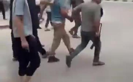 מרד ברחובות: עזתים הוציאו להורג איש חמאס מול המצלמות