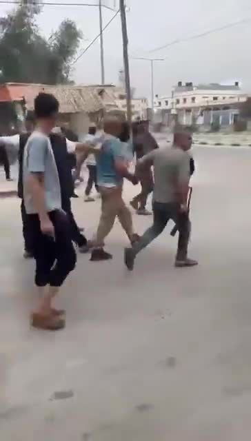 מרד ברחובות: עזתים הוציאו להורג איש חמאס מול המצלמות