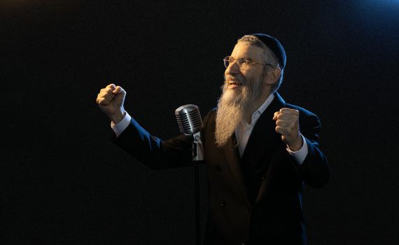 במהלך הקלטת שיר חדש: הגילוי המרגש של הזמר אברהם פריד