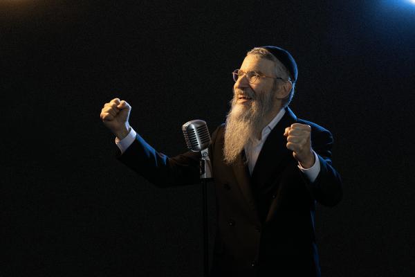 במהלך הקלטת שיר חדש: הגילוי המרגש של הזמר אברהם פריד